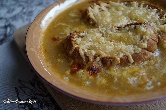 Zupa cebulowa zapiekana z grzankami i serem