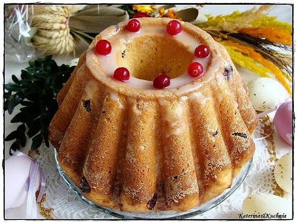 Wielkanocna babka drożdżowa z żurawiną