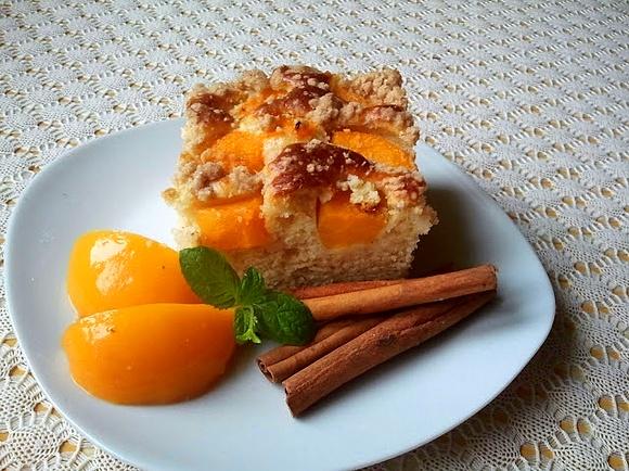 Ciasto na kefirze z brzoskwiniami i kruszonką