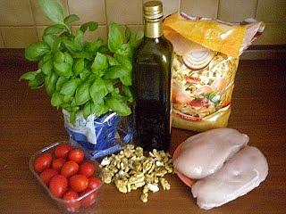 Tagliatelle z kurczakiem, bazylią i orzechami