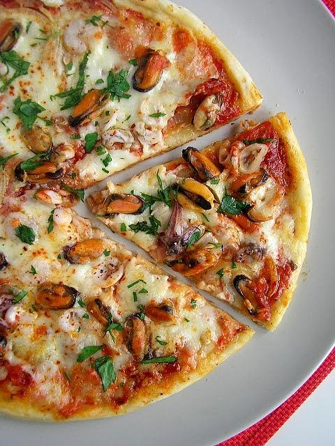 Pikantna pizza z owocami morza na cienkim cieście