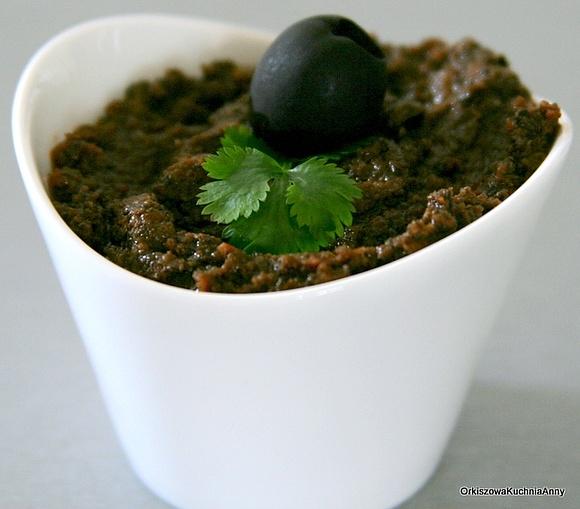 Pesto z czarnych oliwek i suszonych pomidorów