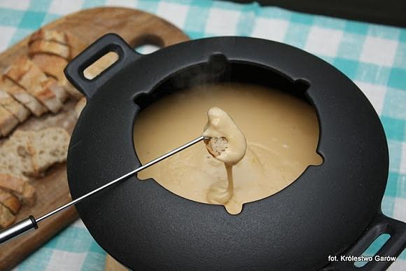 Fondue serowe z białym winem i przyprawami