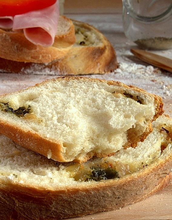 Chleb z semoliny z czosnkiem, cebulą i serem
