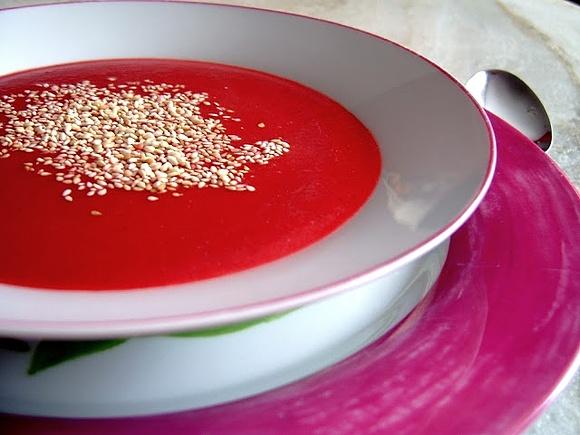 Zupa krem z pieczonych buraków z mlekiem kokosowym i sezamem