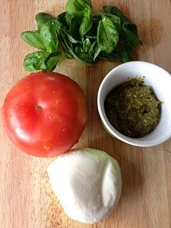 Stożek z mozzarelli pomidora i bazylii oblany pesto