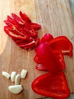 Sałatka z mango i orzechów cashew z sosem chili