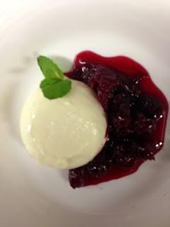 Migdałowa panna cotta z wiśniami