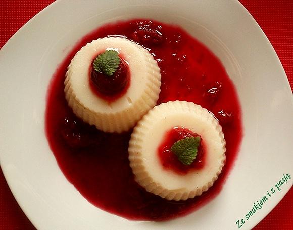 Budyń z wanilią i sosem owocowym na stewi