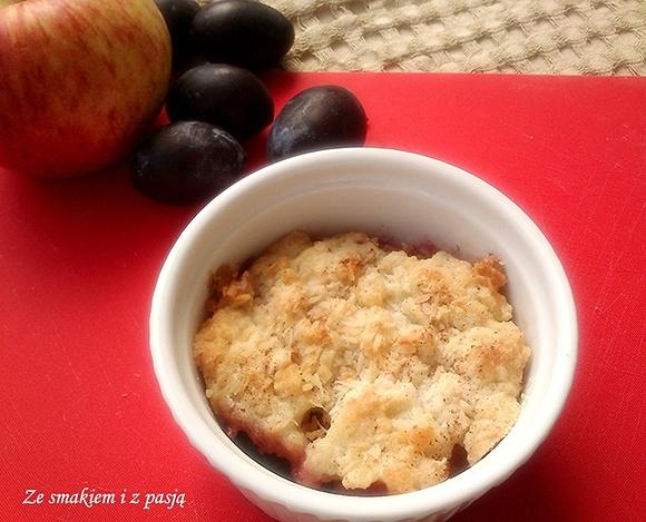 Crumble z sezonowymi owocami i chrupiącą pierzynką