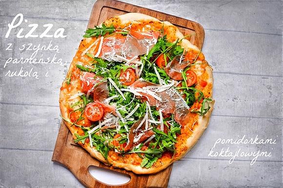 Pizza z szynką parmeńską, mozzarellą, rukolą i pomidorkami koktajlowymi