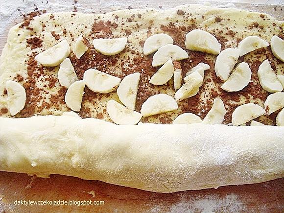 Roladki drożdżowe z bananami