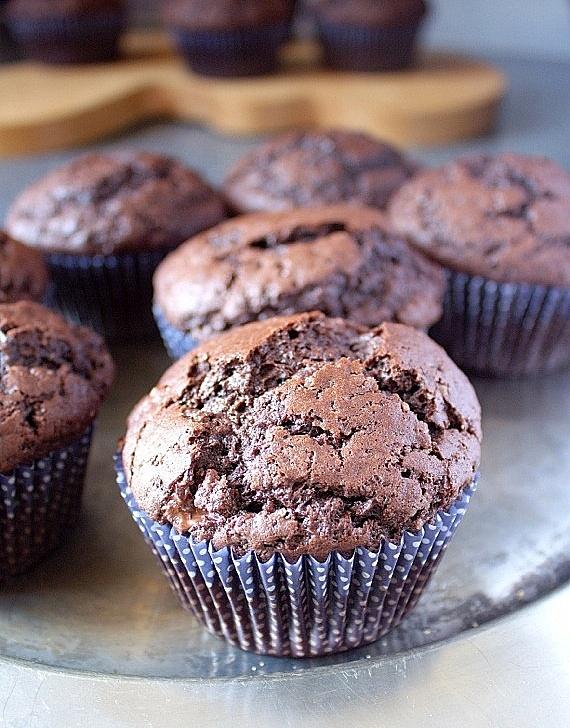 Mocno czekoladowe muffiny z kawałkami czekolady
