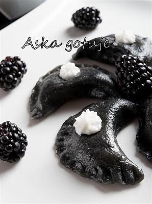 Pierogi z białym serem i jeżynami w stylu black & white