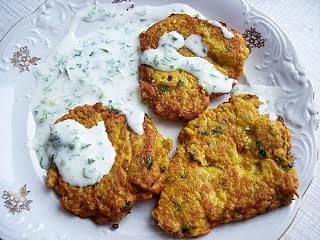 Placki z kalafiora z curry i sosem jogurtowo-miętowym