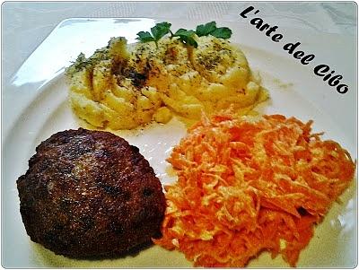 Kotlet mielony z pieczarkami i surówką z marchewki i chrzanu