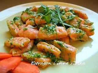 Gnocchi di carote z pesto z rukoli