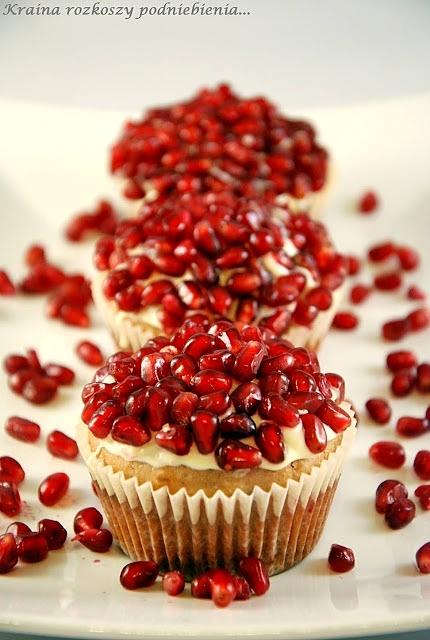 Muffinki z granatami i białą czekoladą