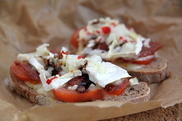 Tosty z chorizo i chilli