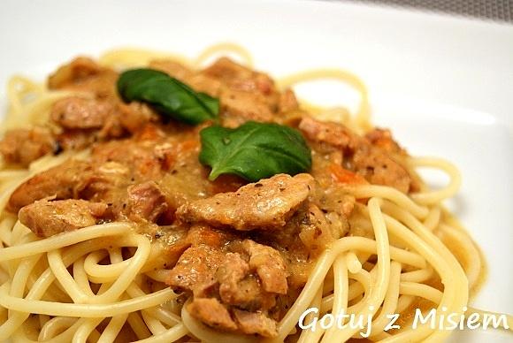 Spaghetti z szynką i sosem śmietanowym