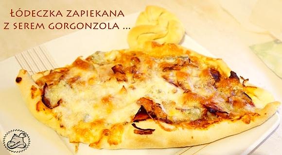Mąż gotuje dla żony: pyszne łódeczki z ciasta na pizzę