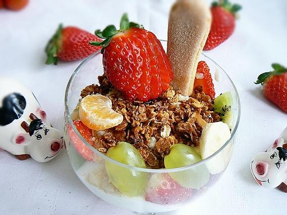Jogurt z prażonymi płatkami i owocami na śniadanie lub deser