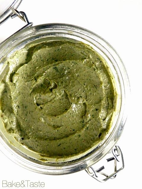 Pesto bazyliowe z serem z niebieską pleśnią, ricottą i orzechami