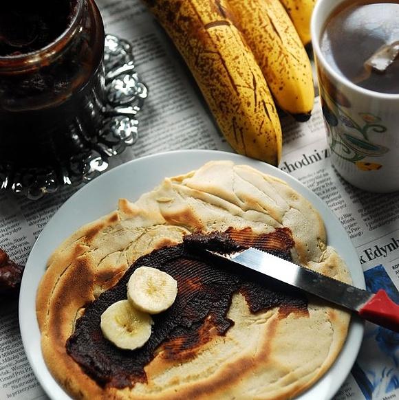 Pooscarowe naleśniki z daktylową nutellą i bananem
