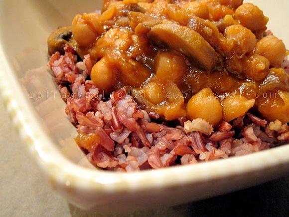 Ciecierzyca w sosie pomidorowym z pastą curry i czerwonym ryżem