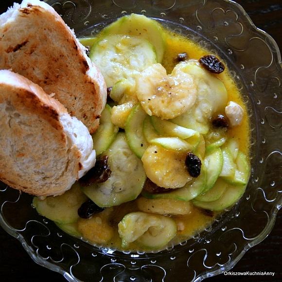 Sałatka z młodej cukinii i banana