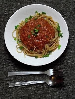 Makaron z tuńczykiem w sosie pomidorowym