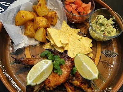 Skrzydełka tequili po meksykańsku z pieczonymi ziemniakami, salsa i guacamole