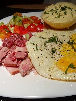 Śniadanie z jajkiem sadzonym, warzywami i salami