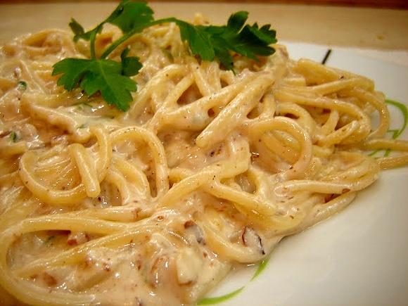 Spaghetti z sosem z orzechów włoskich