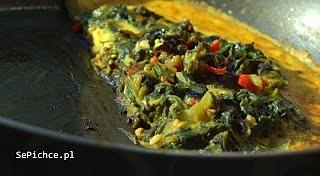 Omlet ze szpinakiem i chili - rozgrzewające śniadanie