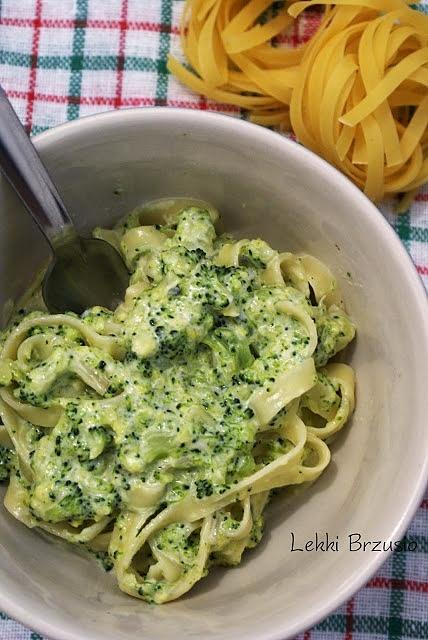 Tagliatelle w sosie brokułowo-serowym