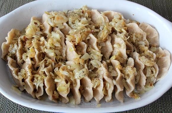 Pierogi z kapustą, soczewicą i cebulką