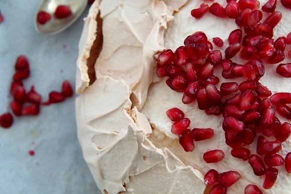 Pavlova z brązowym cukrem i owocami granatu