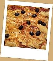 Pizza z serami i oliwkami