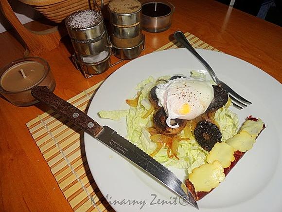 Śniadanie z jajkiem w koszulce i pieczarkami