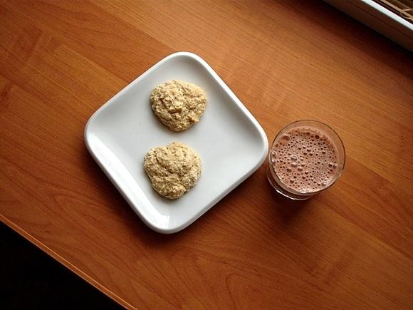 Owsiane scones z bananowo-kakaowym mlekiem
