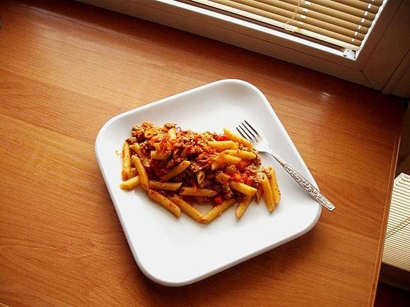 Penne z mięsem mielonym w sosie pomidorowym