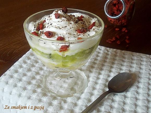 Deser z różaną bitą śmietaną, ananasem i kiwi