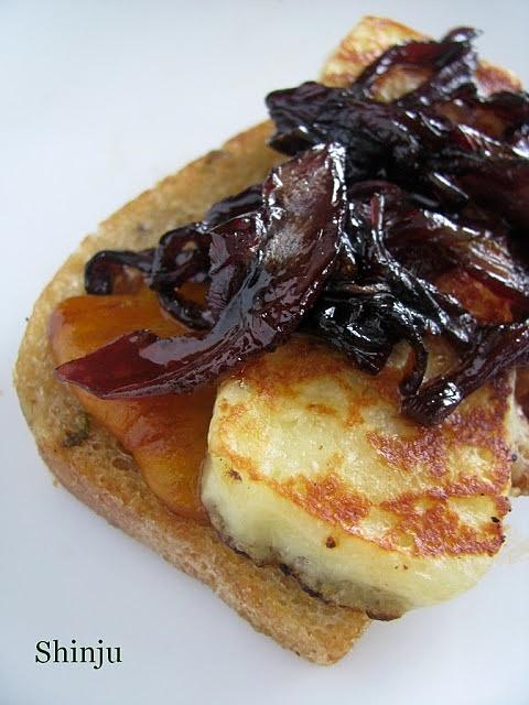 Grzanki z pieczoną papryką serem halloumi i karmelizowaną cebulą
