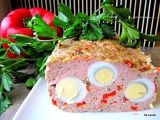 Paprykowa pieczeń z przepiórczymi jajkami