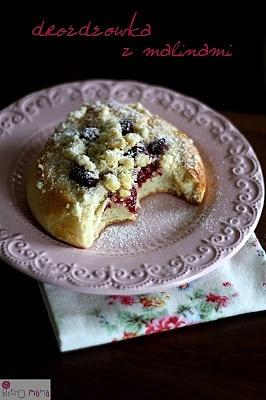 Drożdżówki z malinami i kruszonką