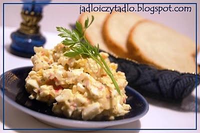 Sałatka z surimi i jajkiem, ogórkiem oraz szczypiorkiem