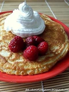 Pancakes z bitą śmietaną i malinami