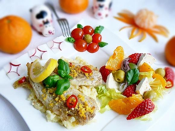 Cytrynowy mintaj z puree i sałatką