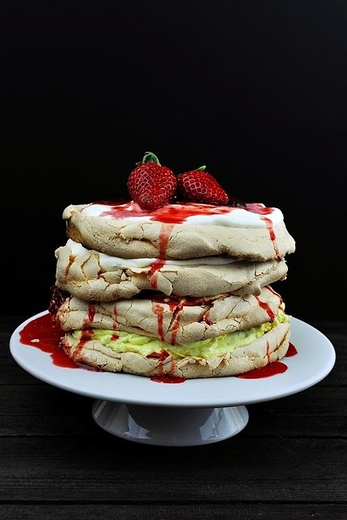 Cytrynowo-truskawkowy tort bezowy